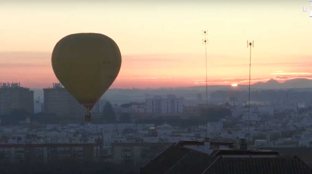 Imagen del globo recorriendo Sevilla.