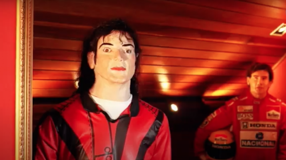 Esculturas de Michael Jackson y Ayrton Senna.