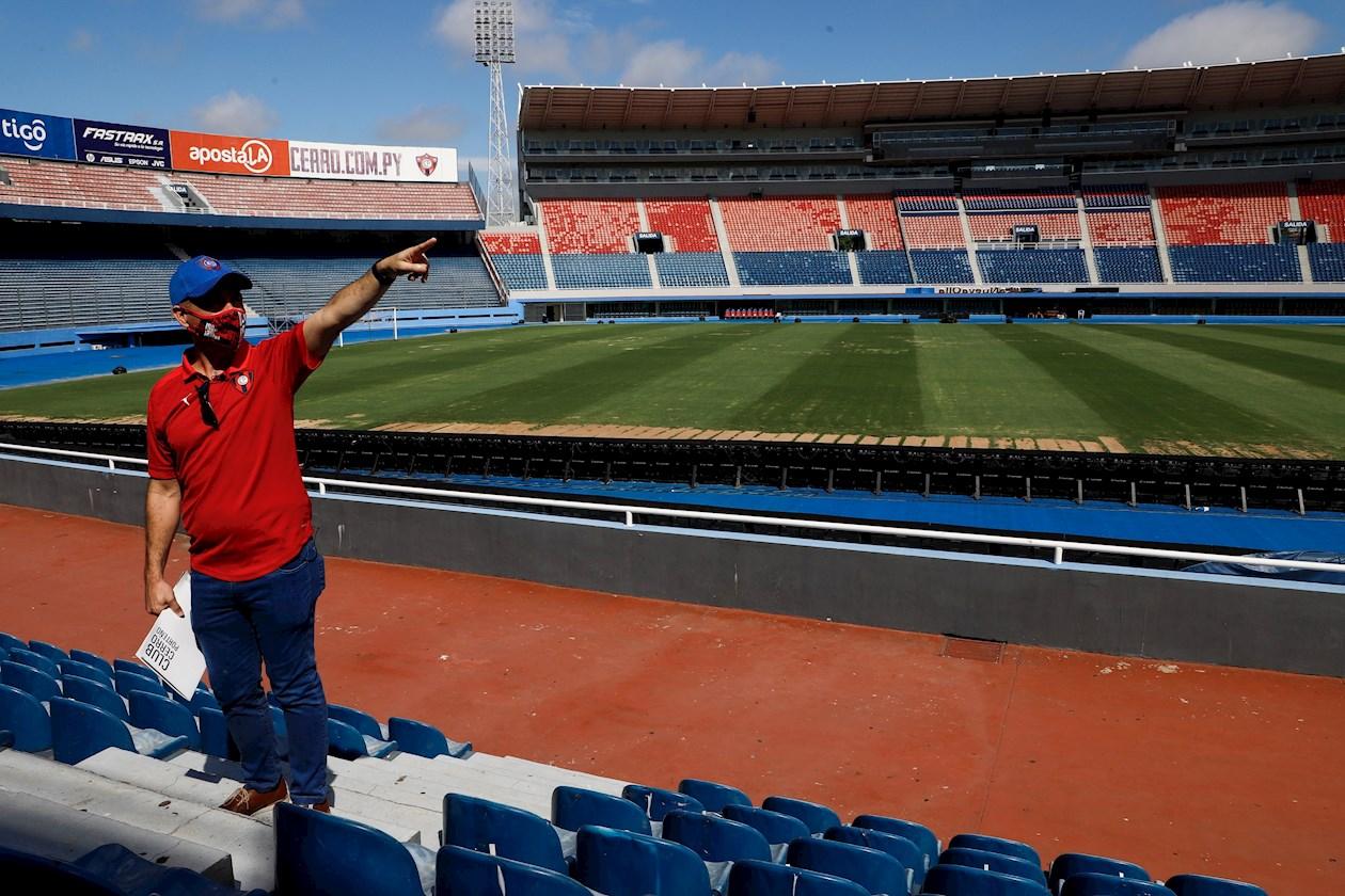 El Ing. Miguel Duarte, miembro de la Comisión Directiva del Club Cerro Porteño y uno de los principales responsables de la obra del Estadio General Pablo Rojas, "La Nueva Olla", realiza una visita guiada por el estadio para los medios de comunicación este viernes en Asunción.