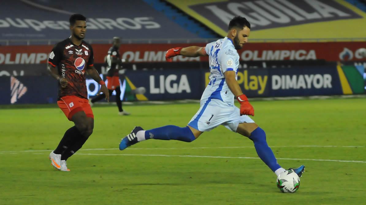 Sebastián Viera, figura del partido,despejando una jugada de peligro.
