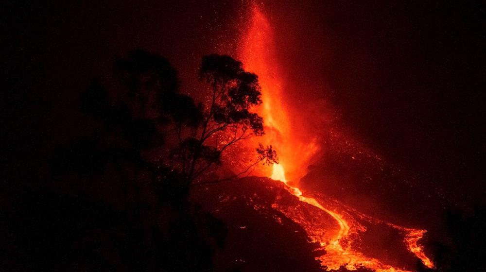 El cono principal del volcán de La Palma sufrió la noche del domingo un derrumbe parcial.