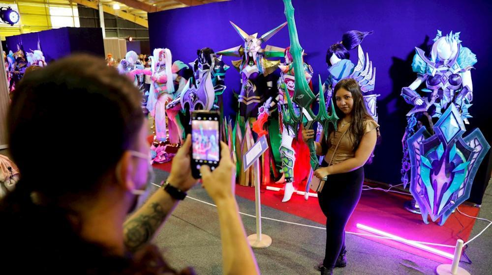  Asistentes se toman fotos durante el Salón del Ocio y la Fantasía (SOFA).
