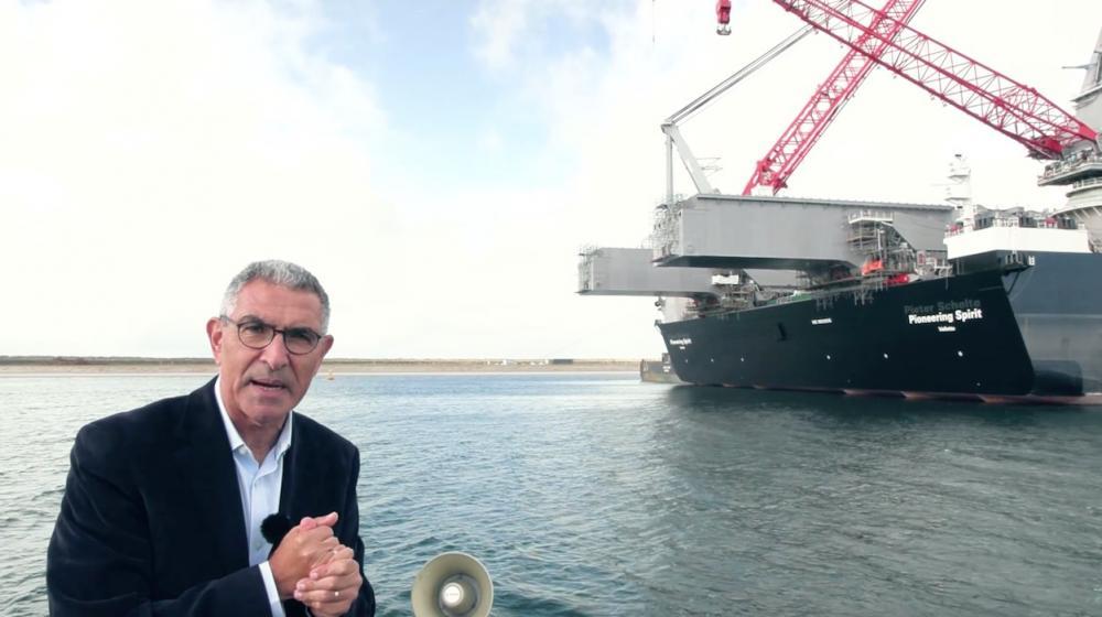 El periodista Jorge Cura en Rotterdam, frente al barco más grande del mundo.