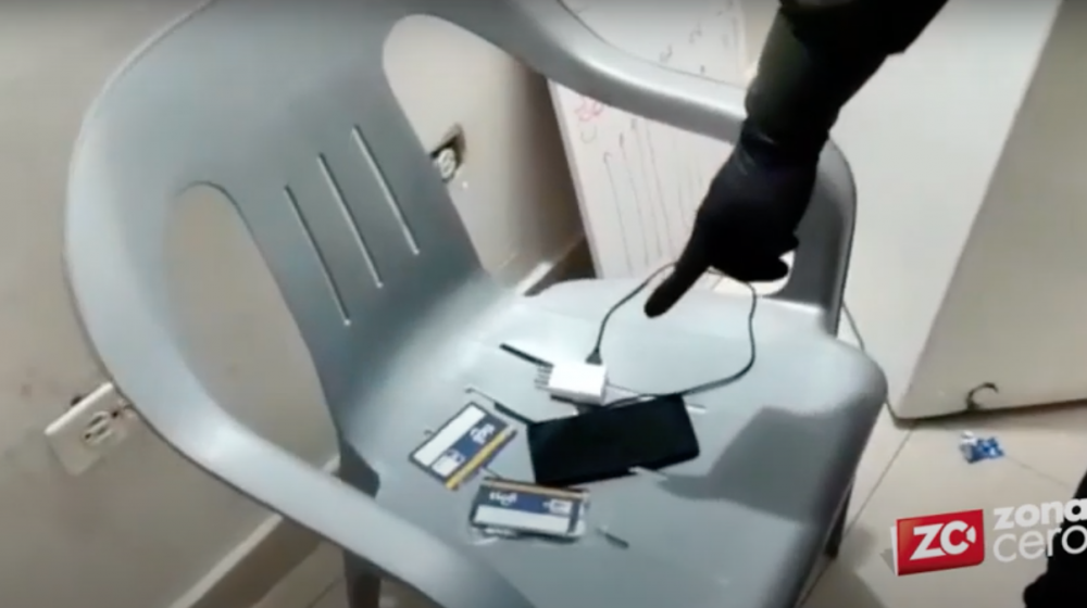Imagen de celular y sim cards incautadas.
