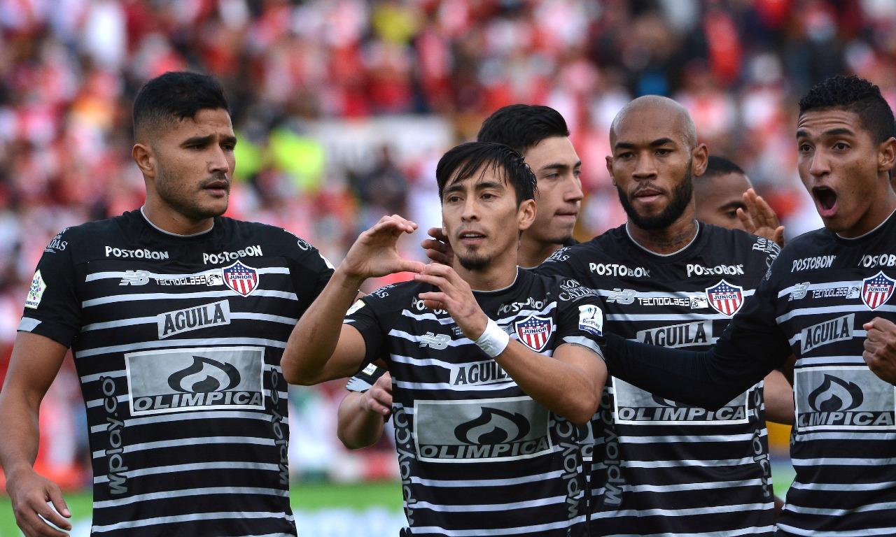 Fabián Sambueza celebrando con sus compañeros el gol en 'El Campín'.