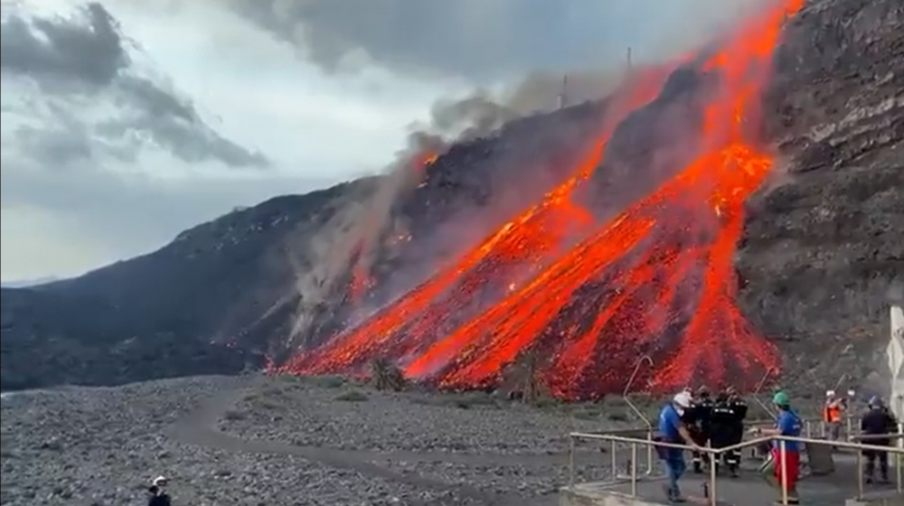 Momento de la caída de lava a la playa para llegar al mar.