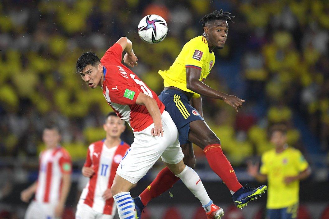 Duván Zapata no logra concretar un remate de cabeza ante Paraguay.