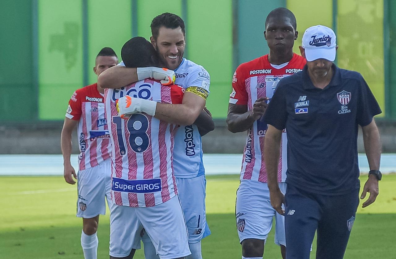 Sebastián Viera y Edwuin Cetré, protagonistas del golazo: el primero cobrando y el segundo rematando.