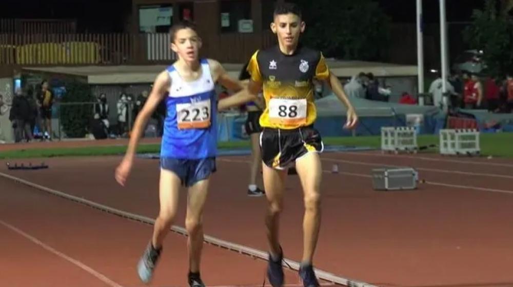 Hamza Zeroual ayudando a su rival. 
