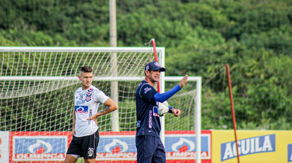 Arturo Reyes, entrenador de Junior. 