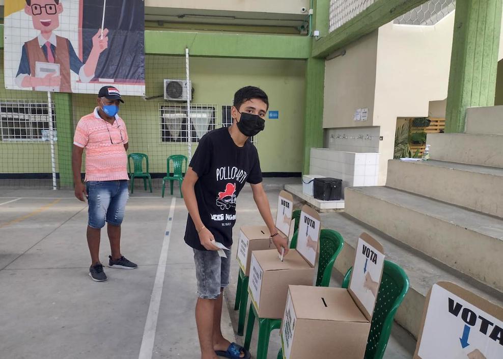 Jóvenes ejerciendo el derecho al voto.