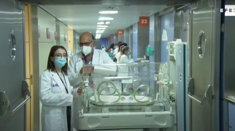 Noelia Ruiz y el médico Félix Castillo.