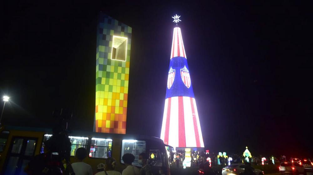Al lado de la Ventana al mundo, el gigantesco árbol navideño.