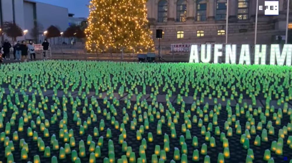 Plaza de la República de Berlín se iluminó de verde por los refugiados.