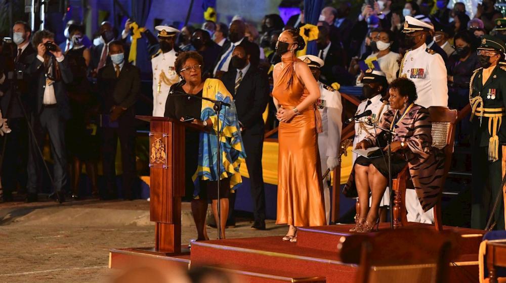 La primera ministra de Barbados, Mia Amor Mottley (c-i), Rihanna (c) y la presidenta del país, Sandra Mason (d).