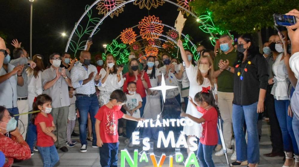 La Gobernadora del Atlántico, Elsa Noguera, fue la encargada de encender la Navidad en la Plaza de la Paz.
