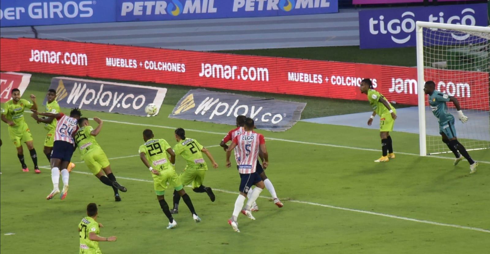 Cabezazo de Dany Rosero para abrir el marcador.