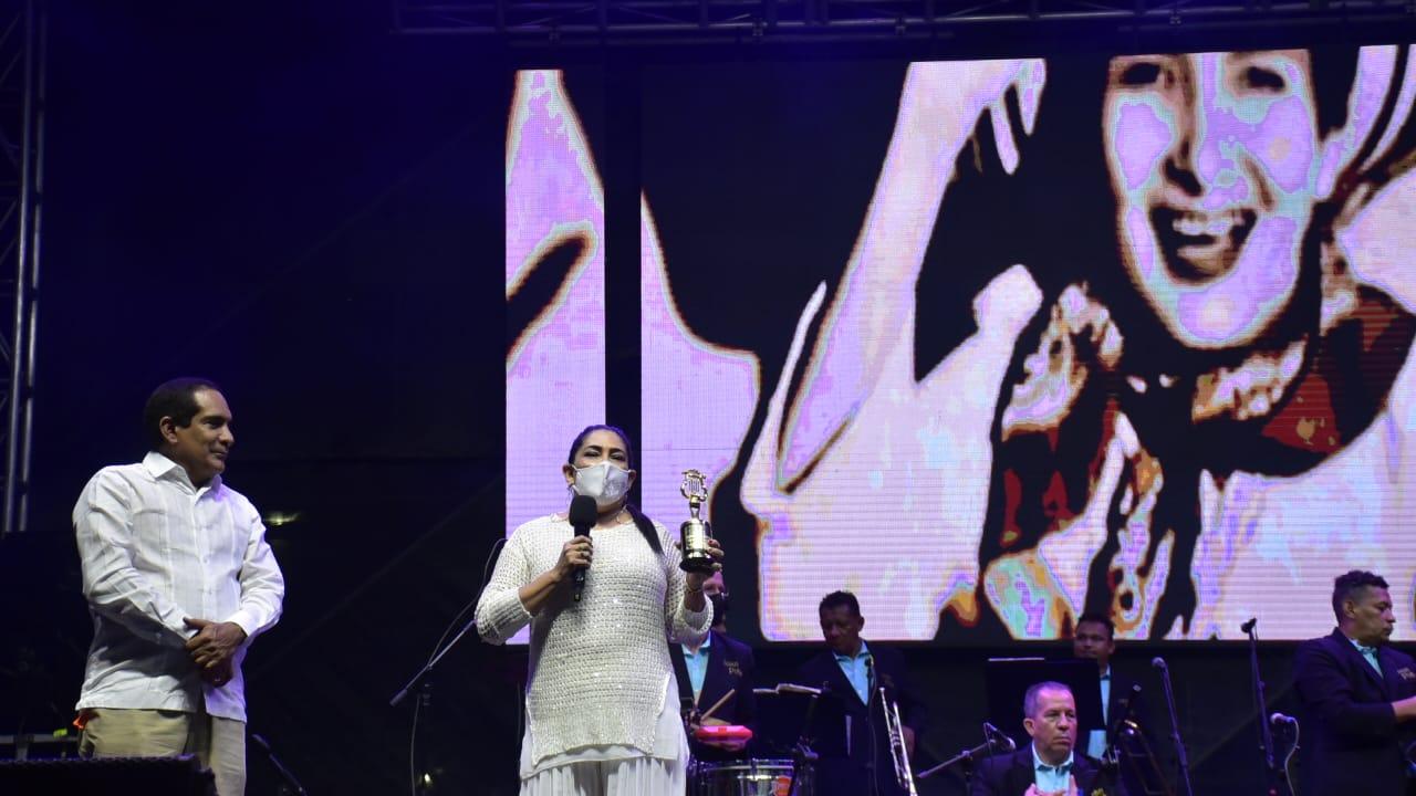Reconocimiento a Estercita Forero, homenaje póstumo, "la lira de Oro" , a cargo de Rafael Manjarrez, vicepresidente de Sayco. Recibe Teresa González, nieta de Esthercita Forero.