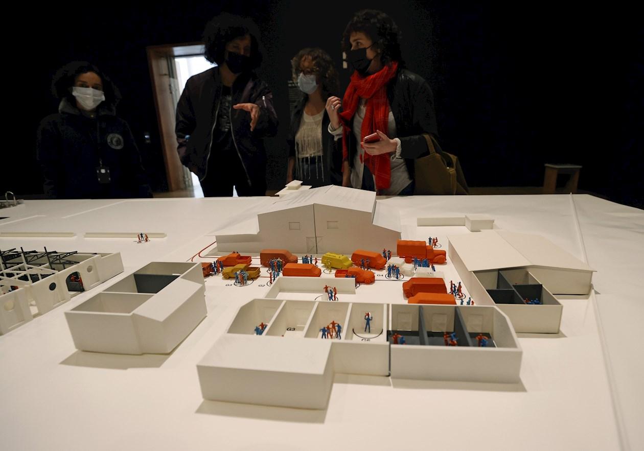 Maqueta de la Casa del Florero y el Palacio de Justicia en la exposición "Huellas de desaparición" en el Museo de Arte Miguel Urrutia (MAMU),  en Bogotá.