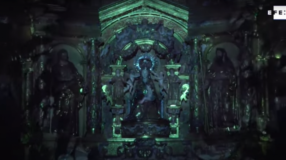 Imagen de uno de los monumentos iluminados.