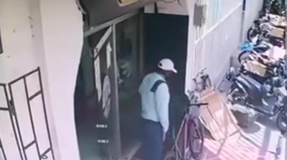 Delincuente huye en bicicleta con botín de 600 millones de pesos, tras robar joyería