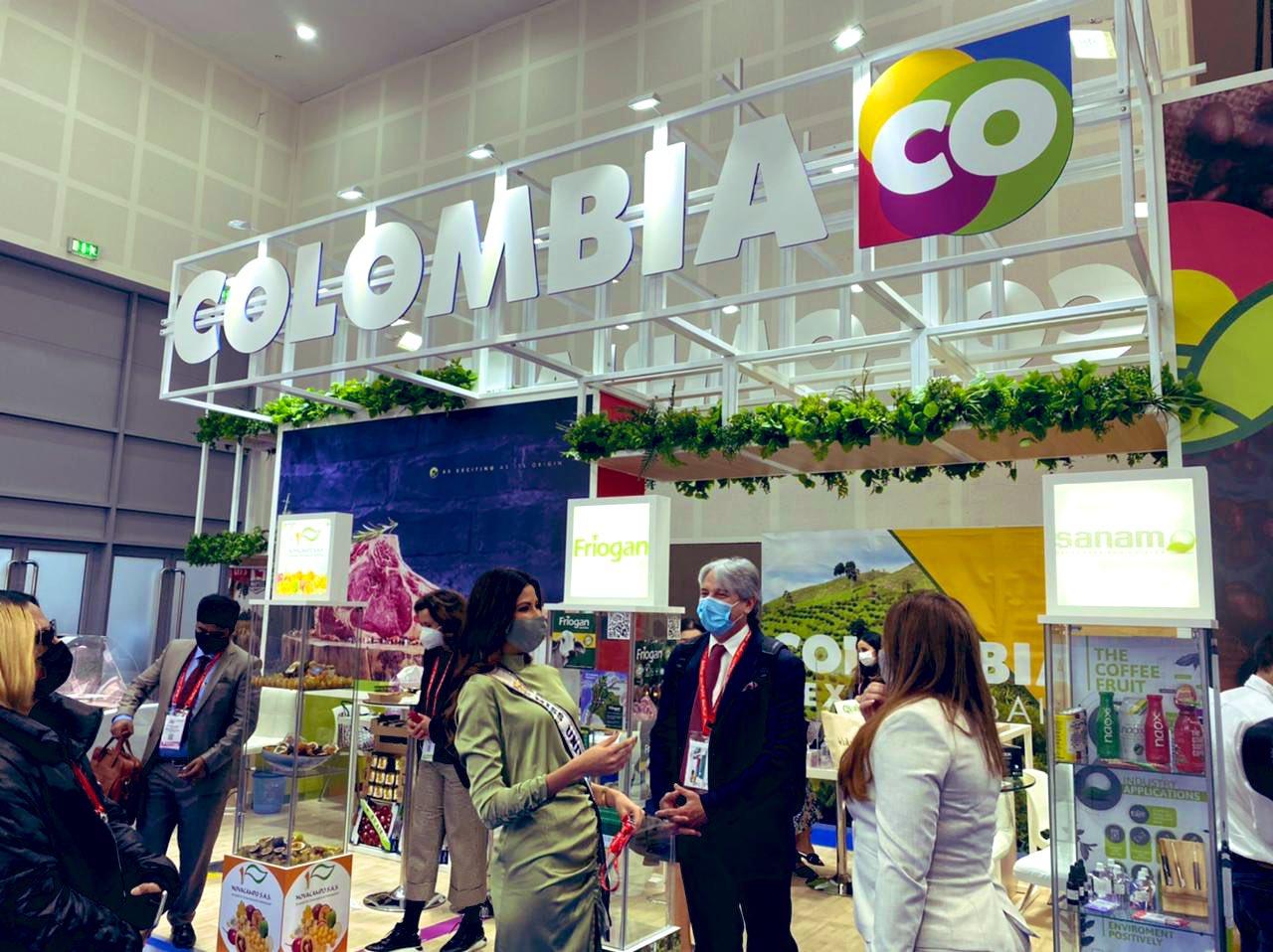 Laura Olascuaga en el stand de Procolombia en la GulFood de Dubái, en los Emiratos Árabes Unidos, con el embajador Jaime Amín.