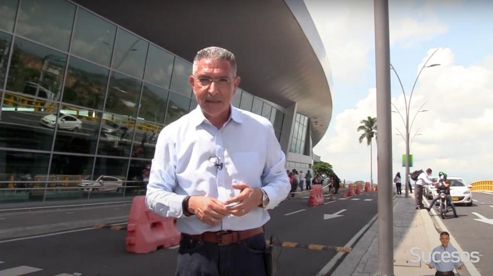 El periodista Jorge Cura frente al nuevo aeropuerto de Pereira.
