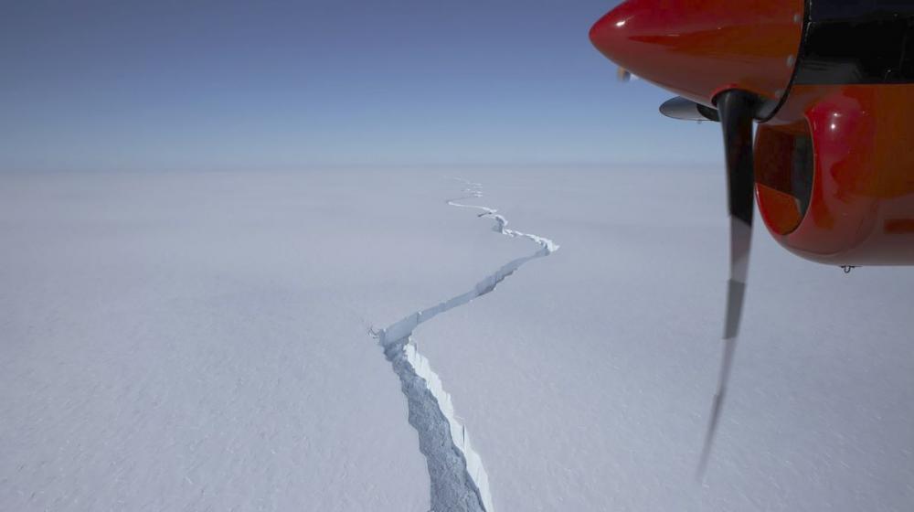 Fotografía facilitada por el British Antarctic Survey (BAS) que muestra una grieta en la plataforma de hielo Brunt.
