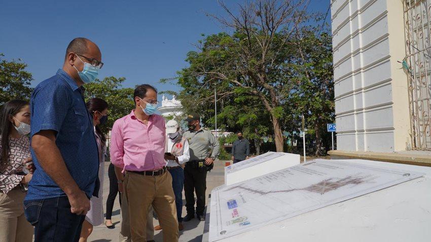 El Ministro de Comercio, Industria y Turismo, José Manuel Restrepo y la presidente de Fontur, Raquel Garavito, recorrieron las obras de remodelación de la plaza central de Ciénaga.