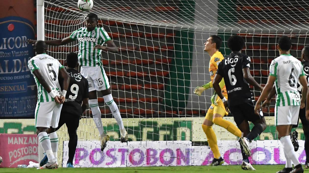 Yerson Mosquera despeja el cobro de tiro libre de Sebastián Viera que llevaba sello de gol.