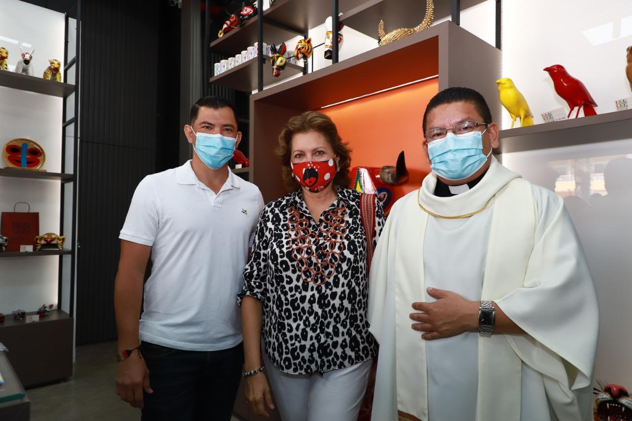 La directora de Carnaval de Barranquilla exaltó la importancia del trabajo que realizan los artesanos de la ciudad y la región para mantener viva esta tradición artesanal en la Tienda del Museo. La acompañan, Luis Demetrio Llanos y el Padre Álvaro García. 
