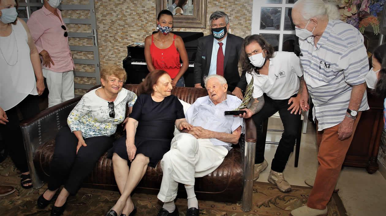 El periodista Chelo de Castro junto familiares y amigos.