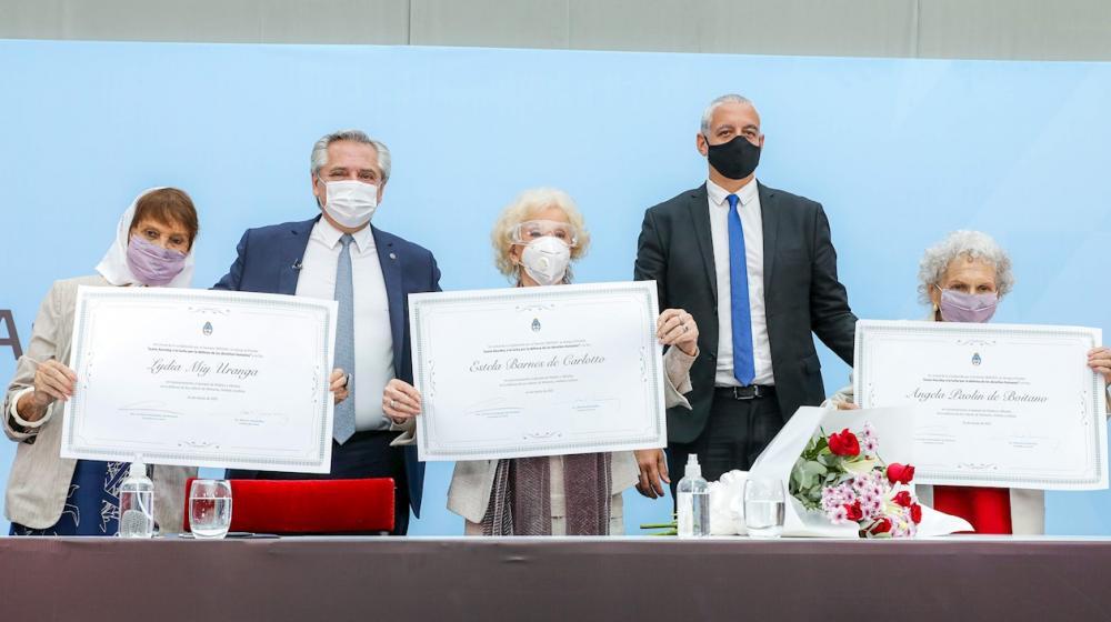 Fotografía cedida este martes por Presidencia de Argentina donde aparecen las homenajeadas con el presidente argentino Alberto Fernández. 