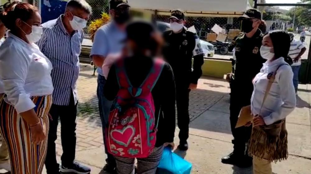 Momento en que la menor saluda al Alcalde de Cartagena.