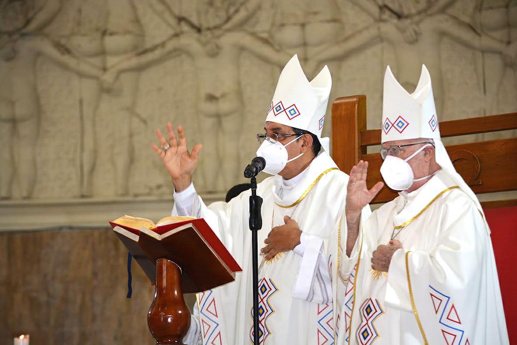 El Arzobispo Monseñor Pablo Emiro Salas y el Obispo Auxiliar Emérito Víctor Tamayo, presidiendo la ceremonia.