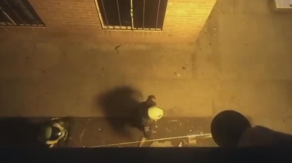 A piedra y botella recibieron a la Policía en Las Gardenias