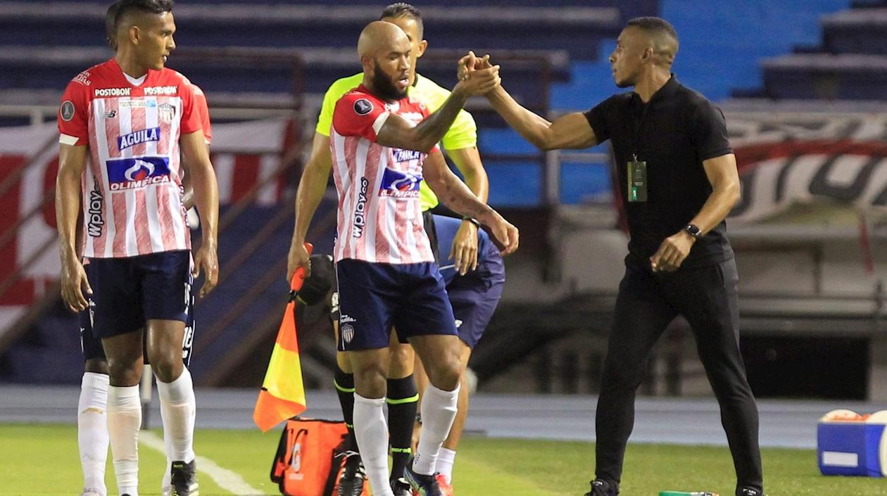 El DT Luis Amaranto Perea felicitando a Freddy Hinestroza tras la apertura del marcador