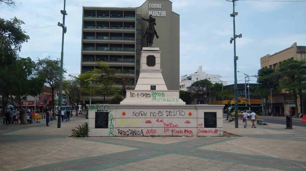 Así quedó el monumento a Simón Bolívar en el Paseo de Bolívar de Barranquilla.