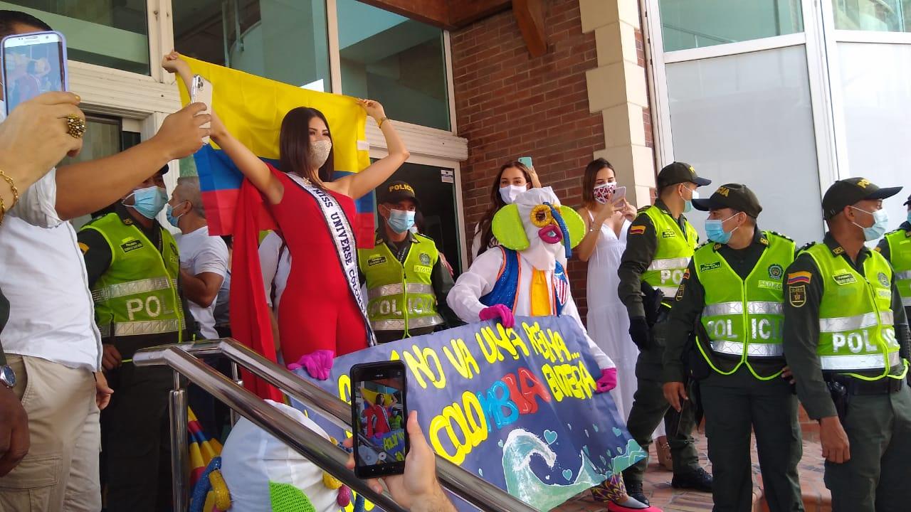 Laura Olascuaga levanta la bandera.