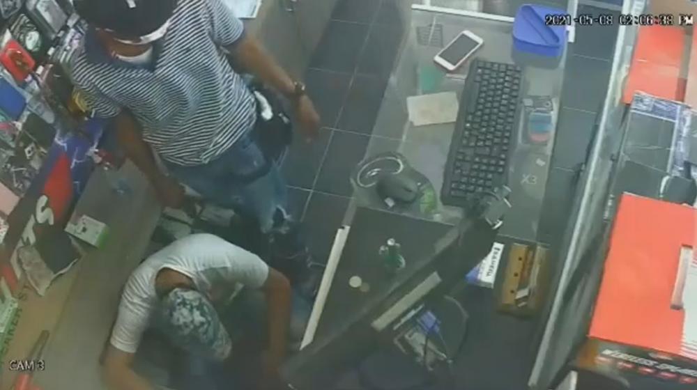 Momento del robo en el local comercial. 