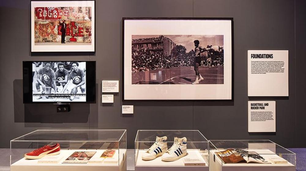 La exposición se remonta a los orígenes de este tipo de zapatos.