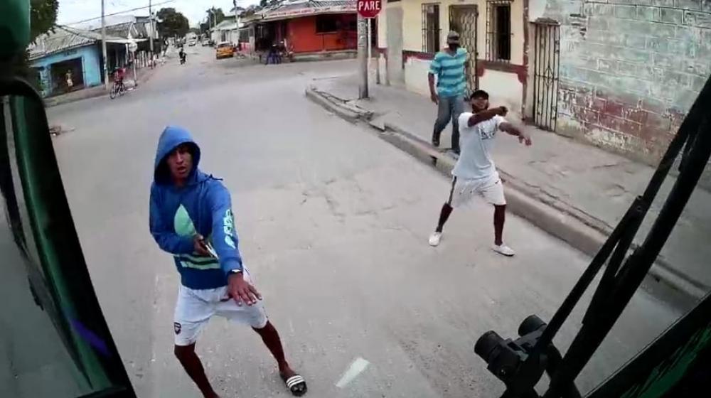 Los delincuentes antes de subirse al bus y atracarlo.