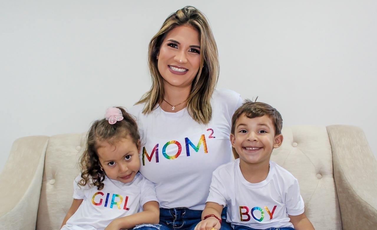 Saskia Donado, exReina del Carnaval de Soledad, junto a sus hijos María Ángel y Valentino.