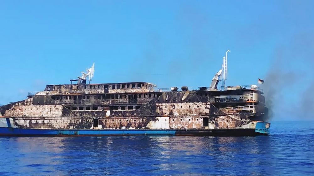 Barco incendiado en Indonesia del que rescataron 95 pasajeros.