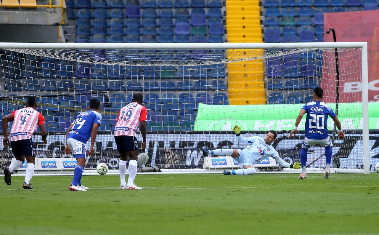 Fernando Uribe anotando de cobro de tiro penal.