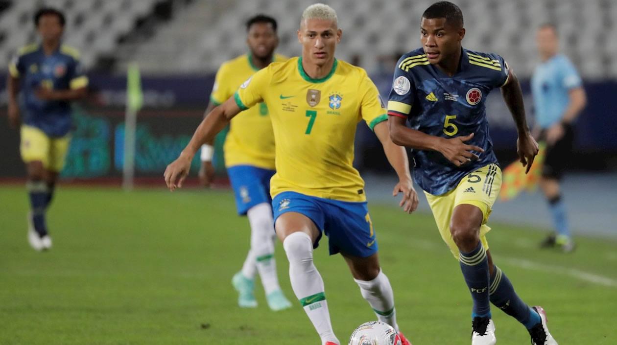 Neymar Jr de Brasil toma el balón contra Colombia.