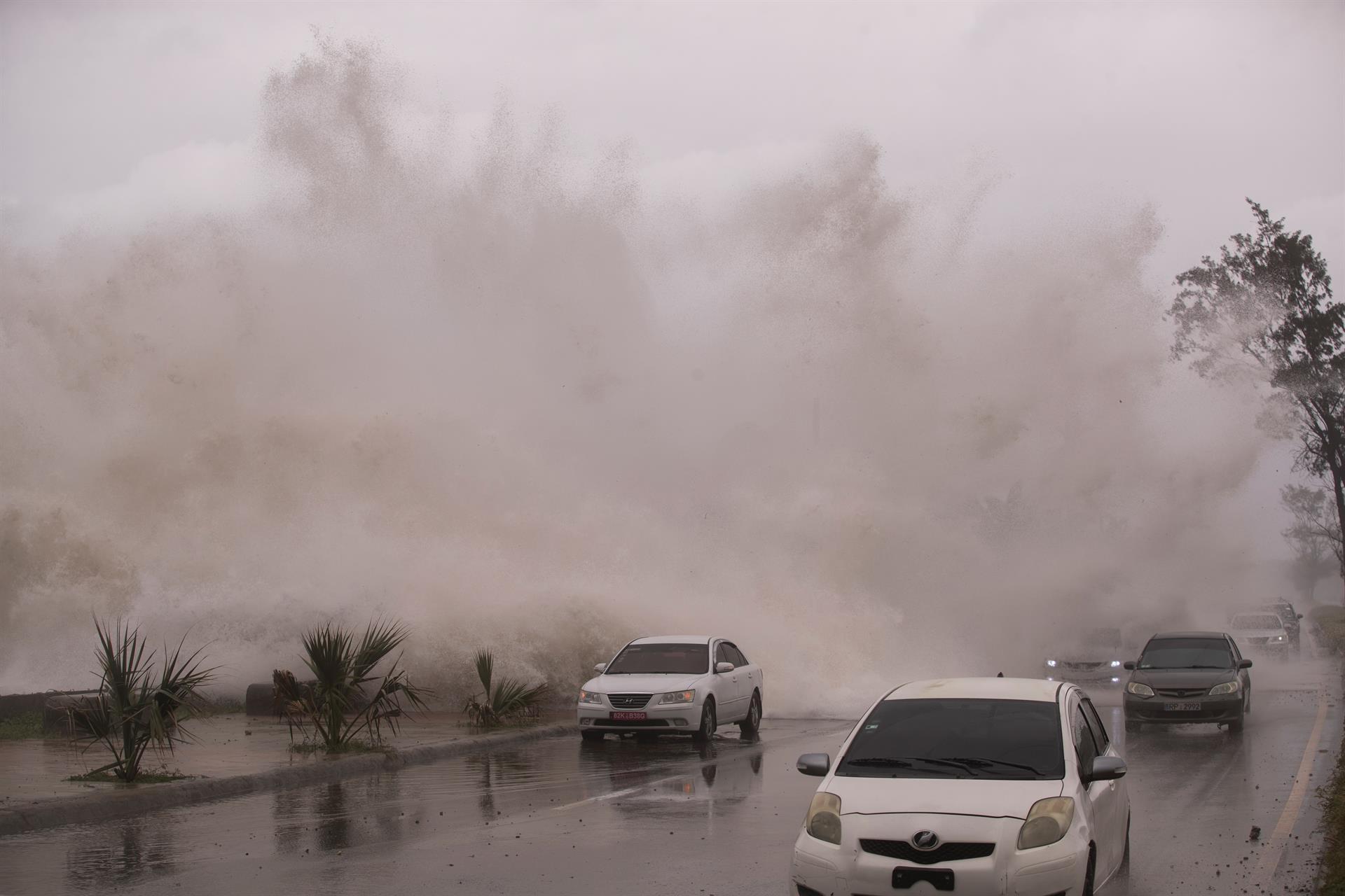 Intenso oleaje que se registra hoy en la avenida del malecón, durante el paso de la tormenta tropical Elsa en Santo Domingo (República Dominicana).