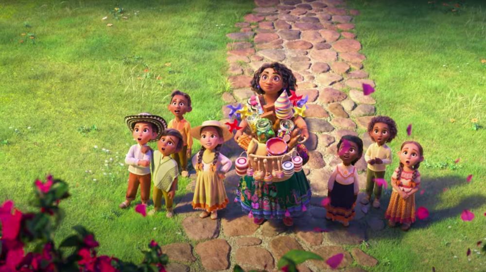 'Mirabel Madrigal' observa a su familia, con el resto de su familia. 