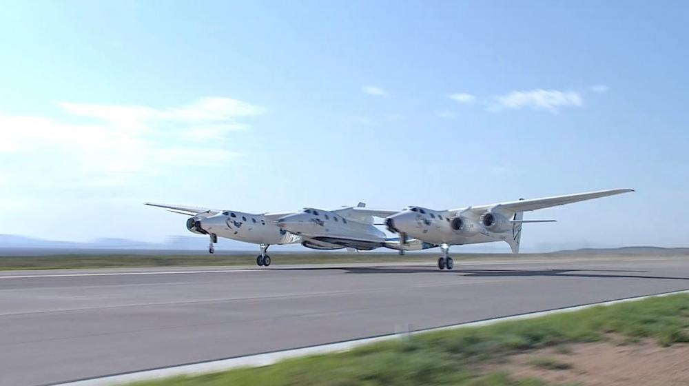 El avión de Richard Branson durante el despegue.
