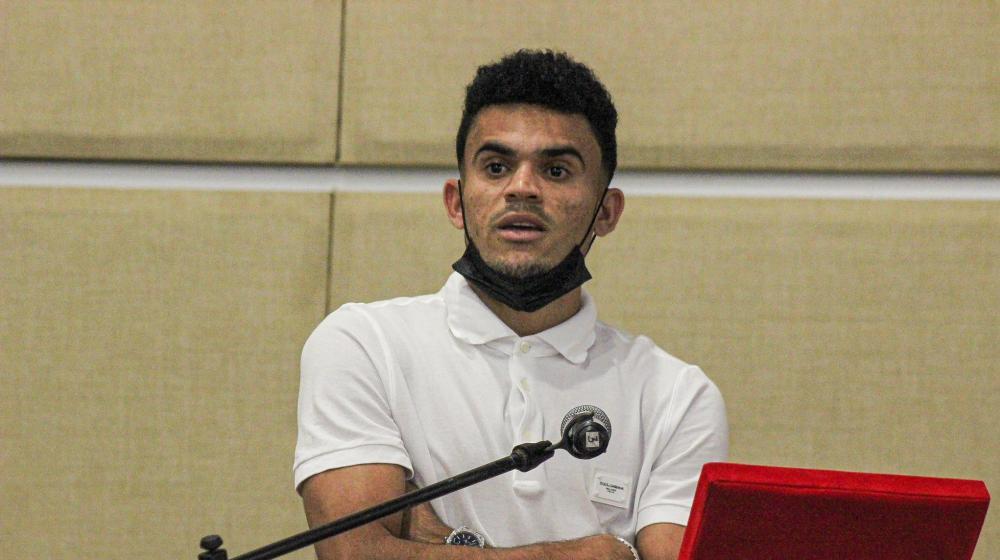 Luis Díaz tras recibir el reconocimiento de parte de Junior. 